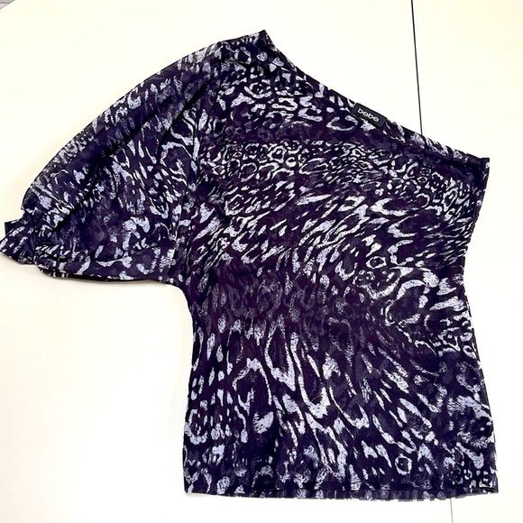 ❤️ 🆕 BEBE Mesh Knit Leopard Print Asymmetrical Neckline Puffy Sleeve Top Size M - Picture 2 of 5